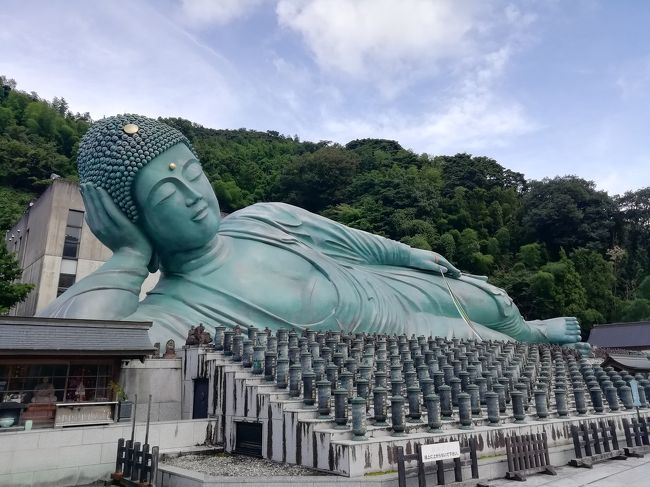 ☆女子3人旅☆<br />仕事の合間をぬって、1泊2日で福岡/熊本を旅する弾丸旅行です。<br /><br />往復新幹線はJTBで手配。<br />新神戸⇔博多往復　1名13,400円<br />+200円金券×2枚<br /><br />今回は3人なのでグリーン車は利用せず、3人並び席で。<br />新神戸7:48発　　博多10:11着<br />博多20:51発　　新神戸23:18着<br /><br />～1日目～<br />01　『牧のうどん』でやわやわのうどんを食べる。<br />02　『城戸南蔵院』で横たわった仏様を拝む～☆<br />03　『とりかわ大臣』でおやつを食べる。<br />04　『いろは』の水炊きを食べる。<br />05　福岡タワーにのぼってみる。<br /><br />基本食べる予定しかありません。<br />