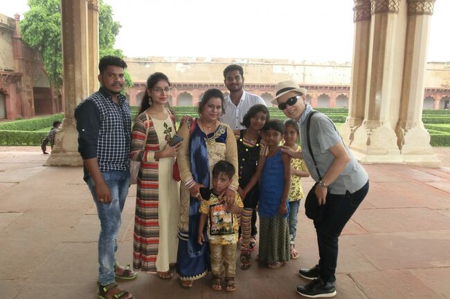 初めて神秘の国・インドへ3泊5日の弾丸旅行。娘と2人でインドのトライアングル地帯を見学しました。来る日も来る日もカレーを食べ続けました。世界遺産の見学よりも車窓からのインドの景色や人々の暮らしぶりを見ていた方が楽しい旅行でした。楽しいですよ、インド。