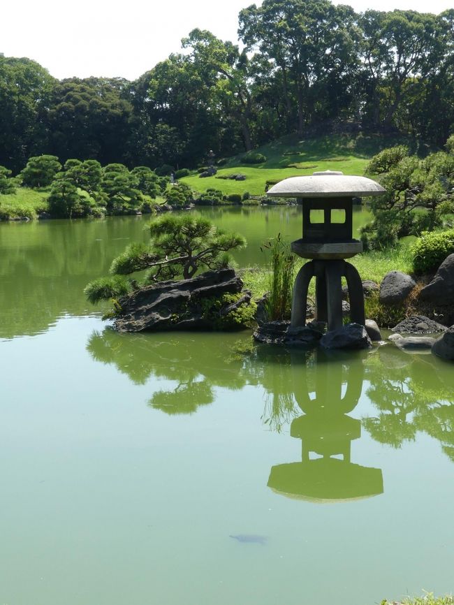 台風一過の青空に背中を押されて、「清澄庭園」を歩いてきました。通り過ぎた台風に吹き込む南風は予報以上に暑くて、十分すぎる残暑を体感しました。<br /><br />写真の説明は、「清澄庭園」のパンフレットを参考にしました。