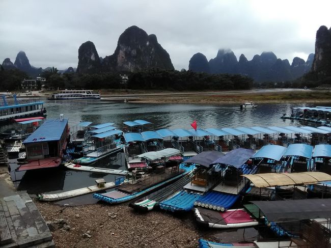 「香港」から ６００キロ以上離れた 中国「桂林」まで足を運ぶ ３泊４日の旅 。<br /><br />１日目は「香港」から 陸路で、かつての国境を越え「深セン」へ！<br />https://4travel.jp/travelogue/11539917<br /><br />そして、２日目。<br />いよいよ 高速鉄道で、中国らしい山水画の風景広がる「桂林」へ向けて約６００km の大移動！<br /><br />「桂林」の名物と言えば、独特の切り立った山々の間を流れる「漓江」の川下り☆<br />でも、これが 結構いいお値段だったりします。<br /><br />色々 調べていくと、その川下りの途中にある「興坪」という小さな集落からも船が出ているとの事。<br />こちらは だいぶリーズナブルだそうで、どんな船なのかは よくわからないけど、「桂林」へ行く前に、まずはそこへ行ってみる事にしました。