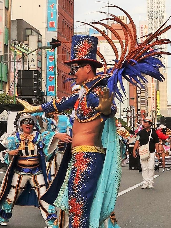 行く夏を惜しんで　浅草サンバカーニバル　東京中日スポーツ 　<br />　北半球最大のサンバの祭典「浅草サンバカーニバル」が8月３１日、東京都台東区の浅草寺周辺であった。華麗なダンサーらが息の合ったステップを披露し、観客を魅了した。<br />　パレードコンテストには、二つのリーグに計１６チームが出場。各チームが「忍者」や「チョコレート」などのテーマを設け、８００メートルのコースを４０分かけて思い思いに踊り歩いた。最高峰のＳ１（１部）リーグでは、地元・浅草の「仲見世バルバロス」が優勝し、４連覇を達成した。ほかに、地元小学生のサンバチームなども参加した。<br />　浅草サンバカーニバルは３８回目で、地元の人たちでつくる実行委員会の主催。毎年５０万人が訪れる。　2019年9月1日 <br />https://www.tokyo-np.co.jp/article/national/list/201909/CK2019090102000126.html#print　より引用<br /><br />浅草サンバカーニバル　については・・<br />https://www.asakusa-samba.org/<br /><br />1991年創立以来、自然体でサンバを楽しんでいるチームです。<br />サンバがなけりゃフツーの人、世論調査の標本のような雑多な老若男女。でも、リベルダージに集まると、皆お互いの個性を輝かせながらも、情熱をひとつに集中させ、巨大なエネルギーを発する人が集まってます。<br />チームカラーはオレンジと白。チーム名「リベルダージ」はポルトガル語で自由。浅草サンバカーニバルには創立以来、連続出場。<br />リベルダージ　については・・<br />http://www.gres-liberdade.com/wordpress/<br /><br />浅草サンバカーニバル（Asakusa Samba Carnival）は、東京都台東区浅草で行われるサンバのパレード及びコンテストである。第1回は1981年に行われて今日まで続いている。日本で最大のサンバカーニバルのコンテストとして知られる。 <br />浅草サンバカーニバル実行委員会による主催で、毎年8月の最終土曜日に開催される。約50万人の人出がある。 <br /><br />S1リーグでは、リオのカーニバルになぞらえて、パレードの内容を審査員や沿道の観客によるモバイル投票などの採点方式により順位や優勝が競われる。<br />特にトップリーグであるS1リーグでは、エスコーラ・ジ・サンバ（略称：エスコーラ）といわれる大規模なチームによって順位が競われる。これら大規模なチームは、カーホ・アレゴリア（略称：アレゴリア）といわれる大がかりな山車を製作したり、ファンタジアと呼ばれる衣装をブラジルに発注製作したものを使用するなど、大規模に展開するチームが年々多くなっている。 <br /><br />毎年、各チームがEnredo（エンヘード。物語やテーマなどの意）を決め、それに基づいた楽曲や衣装、山車を製作し、それをパレードによって表現し、審査によるコンテスト形式で順位を競うからである。 <br />サンバにおけるパレードは、毎年チームで検討し選んだエンヘードのテーマが優れているか、またそれをいかに全体で表現するかを各チームで競うものである。またサンバパレードと言えば、露出度の高いダンサーが多いと誤解されているが、これも一部に過ぎない。タンガを着て踊るダンサーはパシスタやジスタッキ・ヂ・シャウン、ハイーニャなどと呼ばれるが、これらは少数のパートであり、一つのチームの中には、アーラといわれるパートのグループ分けがいくつもあり、ダンスやパフォーマンスなどいろいろな役割を演じるのが特徴である。 <br />（フリー百科事典『ウィキペディア（Wikipedia）』より引用）<br /><br />G.R.E.S.とは・・<br />日本でも本格的なサンバを志向する集まりが形成されるが、ブラジル本国の呼び方に合わせて、自らをEscola de Samba（俗にエスコーラと略す）と称するのが特徴である。エスコーラ・ジ・サンバは「サンバの学校」と直訳されるが、先生と生徒がいるようなアカデミックな「学校」ではない。近年では、さらにGr&amp;ecirc;mio Recreativo Escola de Samba（グレーミオ・ヘクレアーチヴォ・エスコーラ・ジ・サンバ、略称：G.R.E.S.）などと称すのが慣わしとなっている。「リクリエーション団体」を意味し、エスコーラ・ジ・サンバは地域に根ざしたコミュニティーの役割を果たしている。 実際は略称で表記・呼称されることが多い。 <br />（フリー百科事典『ウィキペディア（Wikipedia）』より引用）