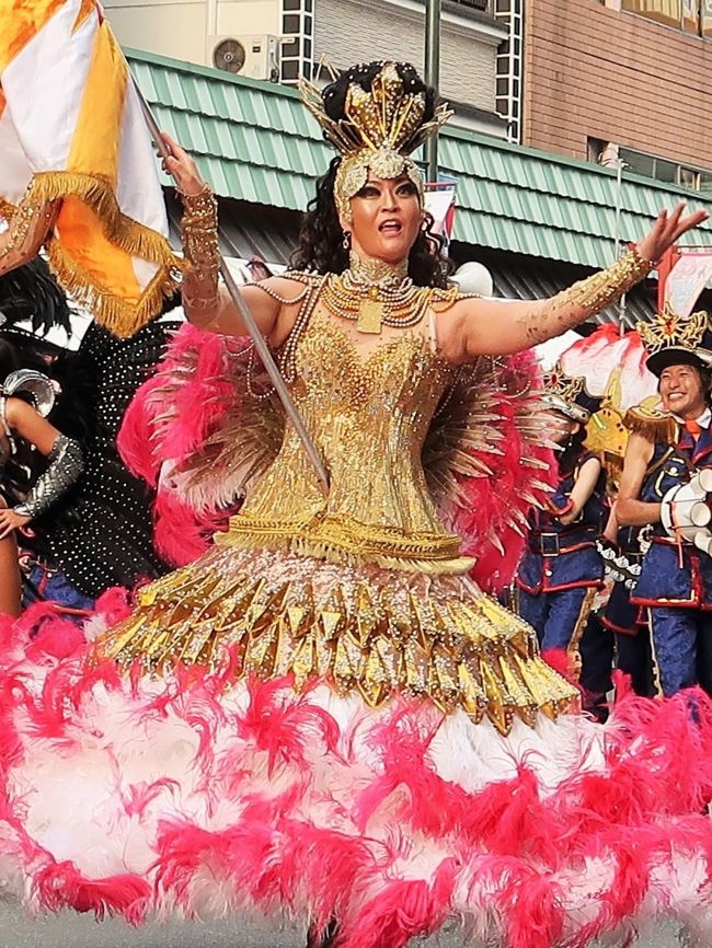 行く夏を惜しんで 浅草サンバカーニバル 東京中日スポーツ <br /> 北半球最大のサンバの祭典「浅草サンバカーニバル」が8月31日、東京都台東区の浅草寺周辺であった。華麗なダンサーらが息の合ったステップを披露し、観客を魅了した。<br /> パレードコンテストには、二つのリーグに計16チームが出場。各チームが「忍者」や「チョコレート」などのテーマを設け、800メートルのコースを40分かけて思い思いに踊り歩いた。最高峰のS1(1部)リーグでは、地元・浅草の「仲見世バルバロス」が優勝し、4連覇を達成した。ほかに、地元小学生のサンバチームなども参加した。<br /> 浅草サンバカーニバルは38回目で、地元の人たちでつくる実行委員会の主催。毎年50万人が訪れる。 2019年9月1日 <br />https://www.tokyo-np.co.jp/article/national/list/201909/CK2019090102000126.html#print より引用<br /><br />浅草サンバカーニバル については・・<br />https://www.asakusa-samba.org/<br /><br />1991年創立以来、自然体でサンバを楽しんでいるチームです。<br />サンバがなけりゃフツーの人、世論調査の標本のような雑多な老若男女。でも、リベルダージに集まると、皆お互いの個性を輝かせながらも、情熱をひとつに集中させ、巨大なエネルギーを発する人が集まってます。<br />チームカラーはオレンジと白。チーム名「リベルダージ」はポルトガル語で自由。浅草サンバカーニバルには創立以来、連続出場。<br />リベルダージ については・・<br />http://www.gres-liberdade.com/wordpress/<br /><br />浅草サンバカーニバル(Asakusa Samba Carnival)は、東京都台東区浅草で行われるサンバのパレード及びコンテストである。第1回は1981年に行われて今日まで続いている。日本で最大のサンバカーニバルのコンテストとして知られる。 <br />浅草サンバカーニバル実行委員会による主催で、毎年8月の最終土曜日に開催される。約50万人の人出がある。 <br /><br />S1リーグでは、リオのカーニバルになぞらえて、パレードの内容を審査員や沿道の観客によるモバイル投票などの採点方式により順位や優勝が競われる。<br />特にトップリーグであるS1リーグでは、エスコーラ・ジ・サンバ(略称:エスコーラ)といわれる大規模なチームによって順位が競われる。これら大規模なチームは、カーホ・アレゴリア(略称:アレゴリア)といわれる大がかりな山車を製作したり、ファンタジアと呼ばれる衣装をブラジルに発注製作したものを使用するなど、大規模に展開するチームが年々多くなっている。 <br /><br />毎年、各チームがEnredo(エンヘード。物語やテーマなどの意)を決め、それに基づいた楽曲や衣装、山車を製作し、それをパレードによって表現し、審査によるコンテスト形式で順位を競うからである。 <br />サンバにおけるパレードは、毎年チームで検討し選んだエンヘードのテーマが優れているか、またそれをいかに全体で表現するかを各チームで競うものである。またサンバパレードと言えば、露出度の高いダンサーが多いと誤解されているが、これも一部に過ぎない。タンガを着て踊るダンサーはパシスタやジスタッキ・ヂ・シャウン、ハイーニャなどと呼ばれるが、これらは少数のパートであり、一つのチームの中には、アーラといわれるパートのグループ分けがいくつもあり、ダンスやパフォーマンスなどいろいろな役割を演じるのが特徴である。 <br />(フリー百科事典『ウィキペディア(Wikipedia)』より引用)<br /><br />G.R.E.S.とは・・<br />日本でも本格的なサンバを志向する集まりが形成されるが、ブラジル本国の呼び方に合わせて、自らをEscola de Samba(俗にエスコーラと略す)と称するのが特徴である。エスコーラ・ジ・サンバは「サンバの学校」と直訳されるが、先生と生徒がいるようなアカデミックな「学校」ではない。近年では、さらにGr&ecirc;mio Recreativo Escola de Samba(グレーミオ・ヘクレアーチヴォ・エスコーラ・ジ・サンバ、略称:G.R.E.S.)などと称すのが慣わしとなっている。「リクリエーション団体」を意味し、エスコーラ・ジ・サンバは地域に根ざしたコミュニティーの役割を果たしている。 実際はs略称で表記・呼称されることが多い。 <br />(フリー百科事典『ウィキペディア(Wikipedia)』より引用)