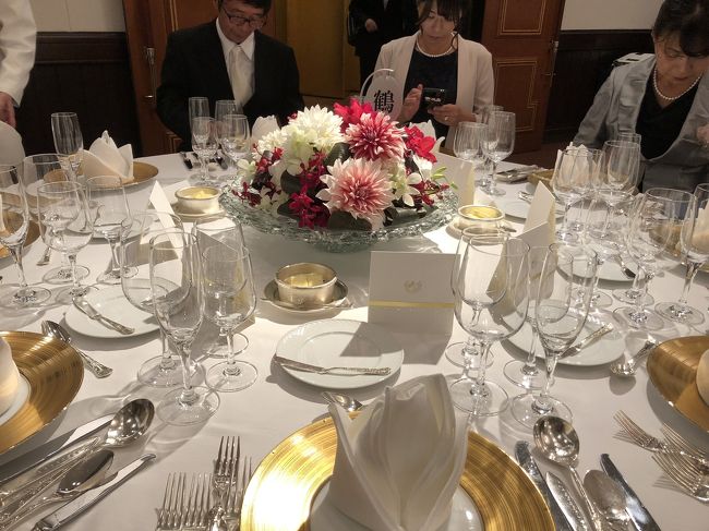 結婚式当日、娘と私は八重洲で髪のセットに兄と婿さんと孫2人は1時間遅れてホテルに向かいました。<br />婿さんと孫2人はロビーで新郎新婦に会えたらと言うことで、こちらは兄を連れて行ってくれたので助かりました<br /><br /> 12時から披露宴3時半頃お開き<br />スマホに台風情報。娘と別れ私たちは着替え。娘からは天気いいよってライン<br /><br />18時40分新幹線指定席取っているけどなんか不安<br />東京駅に向かい聞いてみる<br />今のところは動きますがいつ止まるがわからないのでデッキでもいいなら早く乗ってもいいと言われ17時24分に飛び乗る<br /><br />19時名駅着。名駅も19時で上り最終。大混雑の中<br />バスに乗って帰ってきました