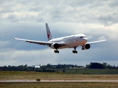 ２３．初夏の北海道4泊　旭川空港レストラン街 そば処 吉祥庵の昼食　旭川空港公園グリーンポート　離着陸する飛行機