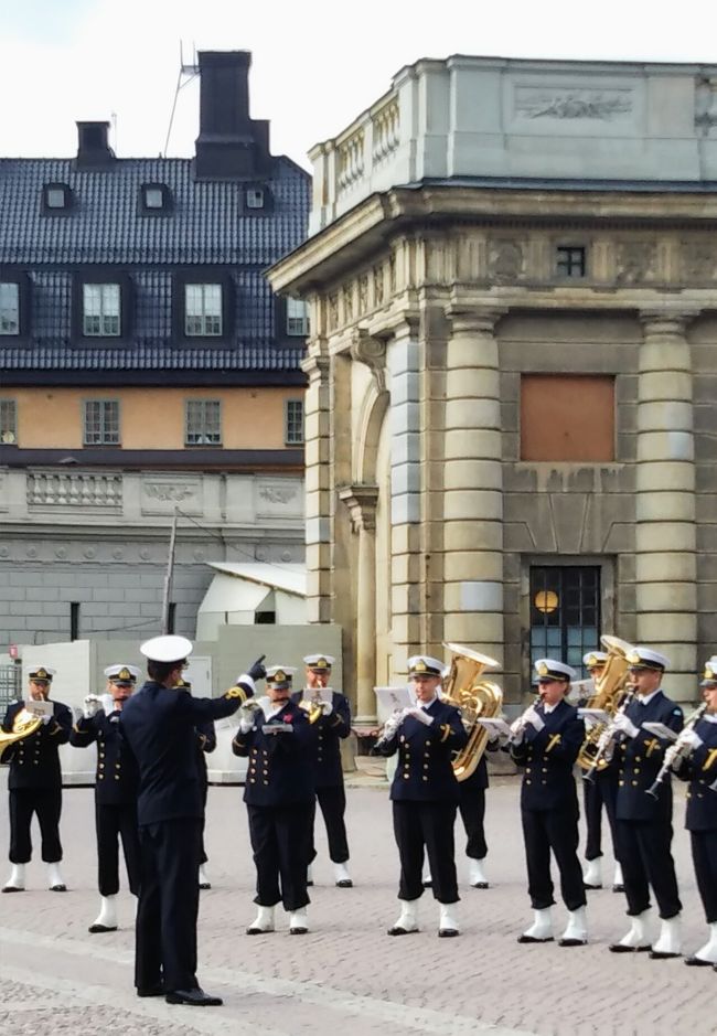 2019年9月母と娘の北欧旅行     ストックホルム王宮の衛兵交代はプチコンサート
