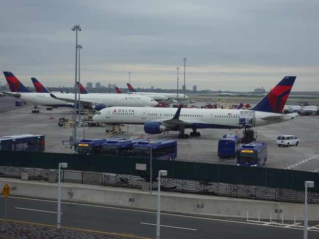 さあ，帰国です。地下鉄A線でHoward Beach へ行き，そこでAirTrain に乗り換えて空港まで行きました。地下鉄は1週間券を使い，AirTrainは5ドル払いました。要するに最安ルートです。