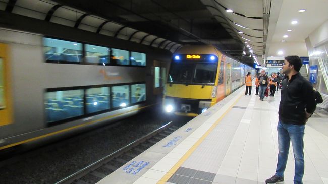 シドニー到着後電車でホテルに向かいます。