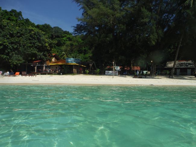 毎年来る夏休み。<br />いつもの年は早ければ1年以上前にエアアジアの格安チケットを購入して<br />早めに旅の計画を立てていたのですが、今回は出遅れて?<br />昨年は格安チケットを買いそびれてしまいました!<br />やはり、旅の計画をしてないと悶々とした思いや焦り?が出て<br />昨年末まで暇さえあればお盆のチケット探しの日々。同時に行先の選定!<br />やはりーーー『綺麗な海に行きたい!』という事で<br />前々から気になって、行きたいと思っていたマレーシアの離島・ペルヘンティアンに決定!<br />マレーシアのクアラルンプールはもう何度も行ったことがあったので、そこからなら行きやすい?かと。<br />チケットはJALマイレージも多少残っていたので、<br />東南アジアで少ないマイレージで行けるホーチミンまで片道を発券しました。そこから先と帰りは区間ごとに格安チケットを見つけて購入。<br />※1区間のみこれが後々仇となってしまいましたが。<br />帰りのクアラルンプールから東京まではレアなロイヤルブルネイ航空で帰国。<br /><br />ペルヘンティアン島までは結構大変な旅程&時間がかかりました。<br />でも、ヨーロッパ系、マレー系、インドネシア系の人達ばかりのリゾートで<br />他のアジア人(日本人も含めて)殆どおらず、<br />想像通りの海の綺麗さでのんびりと過ごすことが出来ました。<br /><br />旅程<br /><br />1日目 NRT17:50発⇒SGN21:55着(JL759)<br /><br /> ホテルで寝るだけ ホーチミン泊<br /><br />2日目 SGN11:00発⇒KUL13:55着(MH751) <br /> KUL16:30発⇒KBR17:30着(MH1396)<br /><br /> コタバル市内を散策 コタバル泊<br /><br />3日目 ペルヘンティアン島へ向けて移動 ペルヘンティアン島泊<br /><br />4日目 島内散策&ビーチでマターリ ペルヘンティアン島泊<br /><br />5日目 ボートスノーケルツアー参加 ペルヘンティアン島泊<br /><br />6日目 ビーチエントリーでスノーケル ペルヘンティアン島泊<br /><br />7日目 KBR17:40発⇔SZB18:45着(OD1267)<br /><br /> クアラルンプールへ向けて移動 クアラルンプール泊<br /> <br />8日目 KUL21:10発⇒BWN23:30着(BI874)<br /> <br /> クアラルンプール散策&東京へ <br /><br />9日目 BWN0:35発⇒NRT7:30着(BI695)<br /><br /> 乗り継ぎ・機中泊 帰京<br /><br /><br />旅費<br /><br /> 航空券<br /> 成田⇒ホーチミン(JAL) ¥7,910(特典航空券)<br /> ホーチミン⇒コタバル(MH) ¥10,130<br /> コタバル⇒クアラルンプール(スバン空港)(マリンドエア)<br /> ¥2,866(再度買い直し¥9,600)<br /> クアラルンプール⇒成田(ロイヤルブルネイ航空)¥18,824<br /><br /> ホテル<br /> ホーチミン:エラートブティックホテル ¥1,928(1泊)<br /> コタバル:OYO1151ダイヤモンドホテル ¥2,000(1泊)<br /> ペルヘンティアン島:Bayu Dive Lodge ¥13,496(4泊)<br /> クアラルンプール:YY38ホテル ¥2,237(1泊)<br /><br /> その他<br /> コタバル空港⇒市内(ホテル)<br /> (タクシー 15MYR≒¥390)<br /> コタバル⇒クアラブス<br /> (路線バス 6MYR≒¥156)<br /> クアラブス⇔ペルヘンティアン島<br /> (スピードボート往復 70MYR≒¥1,820)<br /> クアラブス⇒コタバル空港<br /> (乗り合いミニバス 25MYR≒¥650)<br /> クアラルンプールスバン空港⇒KLセントラル<br /> (KTM 15MYR≒¥390)<br /> KLセントラル⇒KLIA<br /> (エアポートバス 15MYR≒¥390)<br /><br /> <br />