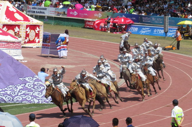 2019夏、モンゴルと言えば「ナーダム祭り♪」。<br />モンゴル帝国時代に首都があったハラホリン（旧カラコルム）へも足を運んでみました。<br />-------------------------------------<br />【５日目】<br />モンゴルは今日からナーダム祭りです。<br />特に初日の今日の「ナーダム開会式」が見応えあり大人気らしい。<br />運よく会場でチケットをゲット！<br />開幕セレモニーを見物できました♪<br /><br />【日程】<br />D1　7/07日　関空～北京～ウランバートル<br />D2　7/08月　ウランバートル：ナーダム格安切符他調査､ガンデン寺<br />D3　7/09火　ウランバートル～テレルジ日帰り観光<br />D4　7/10水　ウランバートル：ナーダム前夜祭、国立歴史博物館<br />D5　7/11木　ナーダム1日目：開会式と相撲、弓射、おはじき｡<br />D6　7/12金　ナーダム2日目：フイ・ドローン・ホダグ大草原での競馬見物<br />D7　7/13土　ナーダム3日目：フイ・ドローン・ホダグ大草原での競馬見物<br />D8　7/14日　ウランバートル～ハラホリン<br />D9　7/15月　古都ハラホリンの観光：エルデニ・ゾー、ハラホリン博物館<br />D10 7/16火　ハラホリン～ウランバートル<br />D11 7/17水　【ウランバートル市容】　ウランバートル～<br />D12 7/18木　～ザミンウード、ザミンウード～中国・二連<br />　※以降、中国・東チベット35日間の旅行に続きます。