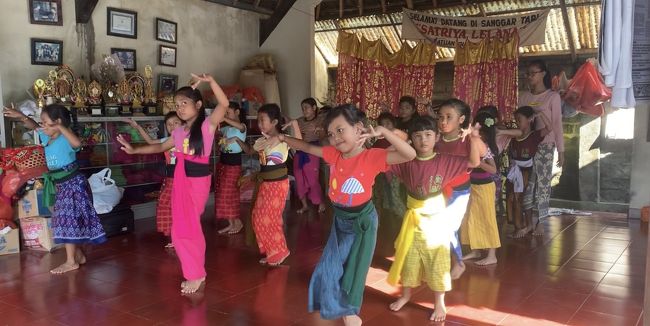 子供達のバリ舞踊レッスン。バリの子供達の習い事の内のひとつです。<br />時々、見に行きます。<br /><br />バリ舞踊が好きで頑張ってる子。<br />親に行きなさい～と言われて、嫌々来てる子（笑）<br />レッスンの休憩中のおやつタイムを楽しみにしてる子（笑）<br /><br />色んな子がいますが、みんな日々上達しています！<br />子供は覚えるのが早くて、身体も柔らかくて、未来の可能性がいっぱい！<br /><br />将来の踊り子ちゃん達。楽しみですね！