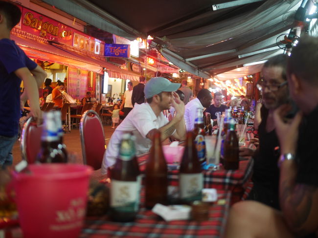 ハノイの旧市街のビアホイでは、世界各国の旅行者とお隣になって、お友達になって、乾杯(+_+)/とっても楽しいです。<br /><br />サイゴンは、ビアホイはなくなっちゃいましたが、でも、世界各国の人々と乾杯できます(+_+)/huhuhu<br /><br />Kampai です。<br /><br />(+_+)/フフフ<br /><br /><br />ラグビーワールドカップですよねぇ(+_+)///万歳<br /><br /><br />ーーーーーーーーー<br /><br />万歳って、お隣りの国の人も、マンセーって叫んでいますよねぇ。<br /><br />語源は、やっぱり中国で、<br /><br />プーさん帝国の皇帝に、万歳のご長寿をって、いう言葉だったらしいです。。。<br /><br /><br />まあ、それはともかく、<br />ラグビーワールドカップ、万歳です(~_~)//////////<br /><br /><br />pal さんは、大昔、元スクラムハーフだったのです。<br />No.9 でした。<br /><br />(+_+)フフフ///<br />