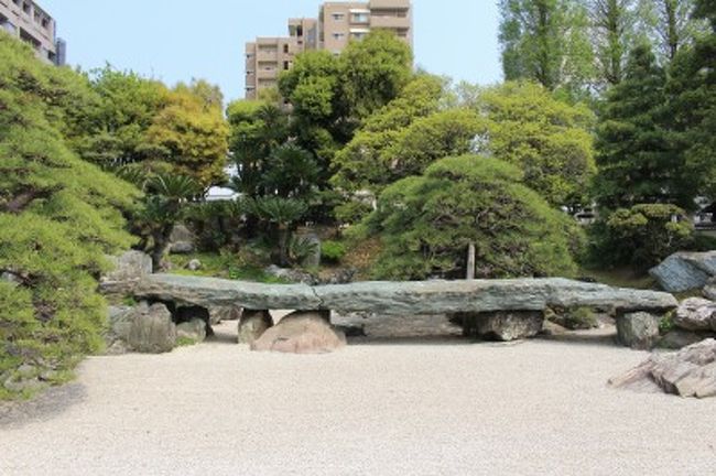 【名庭をたずねて】『日本の十大庭園』の本をガイドに、庭園をまわるライフワーク録です^^<br />＊＊＊＊＊＊＊＊＊＊＊＊＊＊＊＊＊＊＊＊＊＊＊＊＊＊＊＊＊＊＊<br /><br />友が徳島に引っ越したことをきっかけに、青石を満喫する２泊３日のひとり旅。Day1 は、大名庭園、阿波踊り会館など。