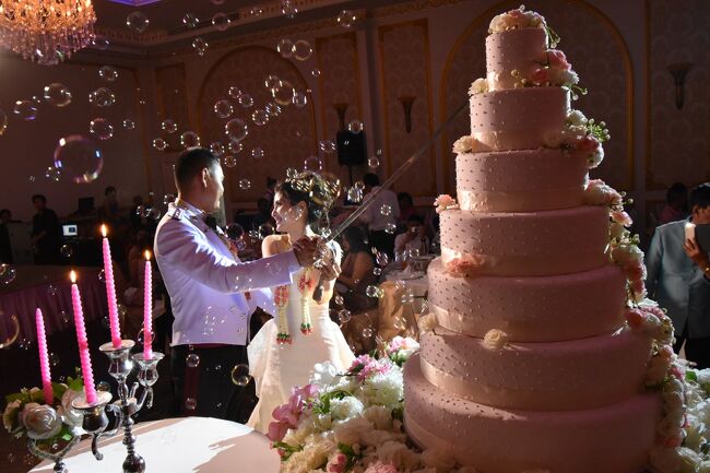 2018年夏ワイフ様と今年後半の義兄結婚式に合わせた海外旅行はどこに行くか協議をしていました。<br />ワイフ様はオシャレな場所がお好き、私はカオスな場所がお好き、と夫婦で旅行のテイストが大きく異なる我が家ですが、この時ワイフ様は「タージ・マハルが見てみたい」と仰せ。<br />独身時代は平均で年1のペースで渡印していた私には嬉しいお言葉。鉄は熱い内に打て!とワイフ様の気が変わらぬ間に航空券やらホテルやら見所やらをプレゼンし手配完了!<br /><br />独身時代は場当たり的な貧乏旅行でインド巡りをしましたが、今後「またインドに行きたい」と思ってもらえるように細心の注意を払います。その為にも自分なりに旅行のルールを設け、以下の項目に沿った旅程表を作成。<br />1. 内容は詰め込みすぎない<br />2. ホテルはなるべく良いところ<br />3. インドin/outはビジネスクラス(ワイフ希望)<br />4. カオスでピリピリした旅行にしない<br /><br />今回はワイフ様が初インドなので、定番中の定番を巡るプランにしました。<br /><br />【旅程表】<br />11月11日 成田→クアラルンプール→バンコク<br />11月12日 バンコク→クアラルンプール→デリー<br />11月13日 デリー→バラナシ<br />11月14日 バラナシ→アグラ<br />11月15日 アグラ→デリー<br />11月16日 デリー→クアラルンプール→バンコク<br />11月17日★バンコク<br />11月18日★バンコク<br />11月19日 バンコク<br />11月20日 バンコク→クアラルンプール<br />11月21日 クアラルンプール→成田