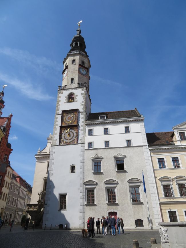2019年5月8日(水)Gorlitz ゲルリッツ の街に初めて行ってみました。今回、主人の意見を取り入れ東ドイツ端の街に行ってみたい!対岸にあるポーランドの街を見てみたいという事で足を運んでみました。 <br /><br />表紙のフォトは旧市街にあるRathaus 市庁舎です。ここの塔に登りたかったのですが、受付する場所(市庁舎内だという事は解っていたのですが)を見つけることが出来ず、タイムアウトで登る事が出来ませんでした。かなり後悔しています。なので、絶対に再訪して塔に登りたいと思います。<br /><br />Gorlitz ゲルリッツの観光案内所は駅からかなり離れていて、Obermarkt オーバーマルクトの先にあるブリューダ通り沿いにあります。観光地なのでたくさんの方が観光案内所に来て、街の地図やオススメなどを質問していました。<br />