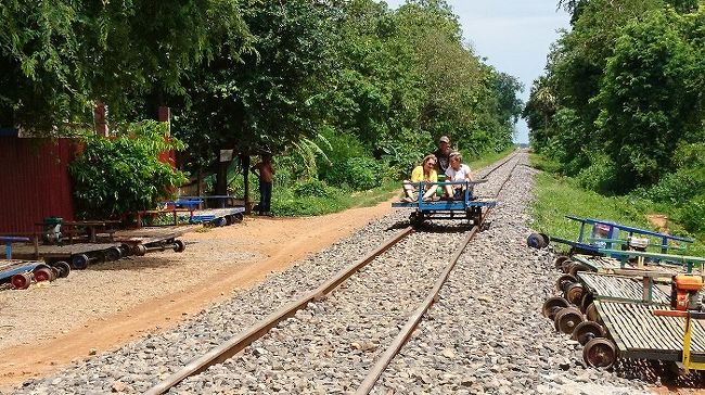 タイ国境→(陸路)→バッタンバン→(水路)→シェムリアップと移動してアンコールワットへ。空路では見えないカンボジアを体感してみました。<br /><br />＝目次＝ &gt;&gt; https://bit.ly/2m5a3sp<br /><br />第１話）国境を越えると、そこは混沌の国であった &gt;&gt; https://bit.ly/2m0AGi0<br />（ﾀｲ･ｱﾗﾝﾔﾌﾟﾗﾃｰﾄ　ｶﾝﾎﾞｼﾞｱ･ﾎﾟｲﾍﾟﾄ）<br /><br />第２話）復活! カンボジア鉄道に乗る？  &gt;&gt; https://bit.ly/2k8pH5G<br />（ｶﾝﾎﾞｼﾞｱ･ﾊﾞｯﾀﾝﾊﾞﾝ ｼｪﾑﾘｱｯﾌﾟ）<br /><br />第３話）バッタンバンからの船旅はジャングルクルーズ &gt;&gt; https://bit.ly/2kAn6BJ<br />（ｶﾝﾎﾞｼﾞｱ･ﾊﾞｯﾀﾝﾊﾞﾝ ｼｪﾑﾘｱｯﾌﾟ）<br /><br />第４話）アンコール遺跡の中心で、壊れる &gt;&gt; https://bit.ly/2lJ9WlT<br />（ｶﾝﾎﾞｼﾞｱ･ｼｪﾑﾘｱｯﾌﾟ）<br /><br />第５話）どうする？ スラエムまでの道 &gt;&gt; https://bit.ly/2kxpZ6f<br />（ｶﾝﾎﾞｼﾞｱ･ｼｪﾑﾘｱｯﾌﾟ ﾌﾟﾚｱｳﾞｨﾋｱ）<br /><br />第６話）断崖絶壁のプレアヴィヒア &gt;&gt; https://bit.ly/2m65Vsh<br />（ｶﾝﾎﾞｼﾞｱ･ｼｪﾑﾘｱｯﾌﾟ ﾌﾟﾚｱｳﾞｨﾋｱ）<br /><br />第７話）タライでワニを育てる？ &gt;&gt; https://bit.ly/2kxfhwB<br />（ｶﾝﾎﾞｼﾞｱ･ｼｪﾑﾘｱｯﾌﾟ）<br /><br />第８話）初めてのカジノ &gt;&gt; https://bit.ly/2kyPIeC<br />（ｶﾝﾎﾞｼﾞｱ･ﾎﾟｲﾍﾟﾄ　ﾀｲ･ｱﾗﾝﾔﾌﾟﾗﾃｰﾄ）<br /><br />