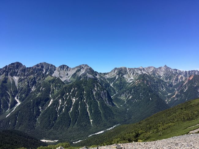 9月の3連休のうち2日間を使って蝶ヶ岳~常念岳を縦走してきました。<br />今回は初のテント泊!!事前に食料を買い込んで・・・と何日も前からワクワク♪<br /><br />行動時間は蝶ヶ岳キャンプ場まで4時間、2日目は蝶~常念縦走、下山までで10時間。めちゃめちゃ疲れたけど、テント場で食べるカレーは美味しすぎたし、雷鳥にも会え、ご来光に雲海も見れたし、何より道中の絶景がハンパなかったです!!<br />