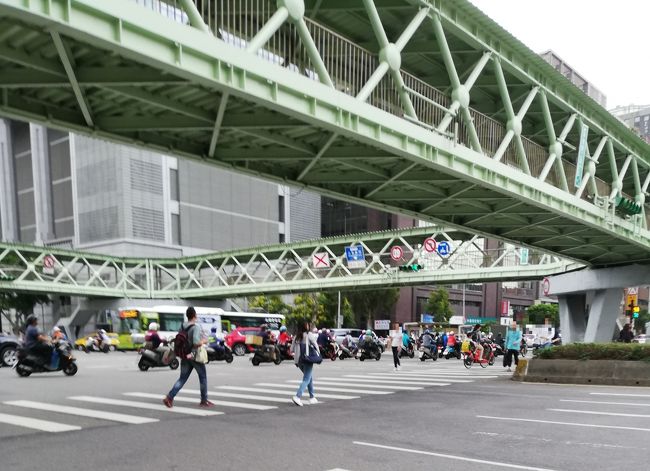 台中から高速バスで台北に14時半過ぎに到着し、<br />Qスクエア地下で昼食をとってから、15時過ぎにホテルにチェックイン。<br />少し休憩して、16時過ぎから中山地区の5軒のお茶屋へ行きました。<br /><br />1.荘子茶房 - 民権西路駅 - 外出中で入れず<br />2.京盛茶房(誠億茶行)  - 民権西路駅 - 購入<br />3.廣方園  - 雙連駅 - 試飲 - 購入<br />4.昇祥茶行 - 中山駅 - 購入せず<br />5.新純香 - 中山駅 - 2回目訪問 - 購入<br /><br />夕食は台北地下街で簡単に済ませて、急いでホテルに戻り休憩。<br />22時前にはチェックアウトして桃園捷運に乗って空港へ向かいました。<br /><br /><br /><br /><br />