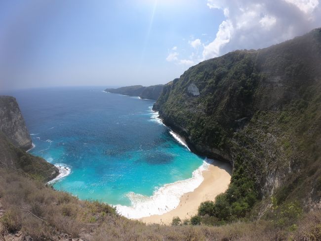 バリ島滞在２日目は、ペニダ島に行きました。<br /><br />ある女優さんのインスタにペニダ島の写真がアップされていたのを見た娘が「ここに行きたい」と言ったことで、決定！！<br /><br />ペニダ島を案内してくださるガイドさんは少なかったのですが、こちらのクチコミを参考にさせていただき、評判のよかったバリウィツアーのウィさんのインスタに７月下旬にメッセージを送り、ガイドしていただくことになりました。<br /><br />ウィさんには次の日のカーチャーターもお願いし、２日間お世話になりました。<br /><br />６時３０分にホテルに迎えに来てもらい、７時３０分サヌール発の船に乗り、ペニダ島へ渡りました。<br /><br />朝食はホテルにお願いしてボックスを作ってもらいました。パン４種、バター、ゆで玉子、ジュースが入っていました。<br /><br />酔い止めを飲んだせいか、船は全く酔いませんでした。<br />船に乗る時に、海の中に入りますので、ひざ上まで水に浸かりました。<br />