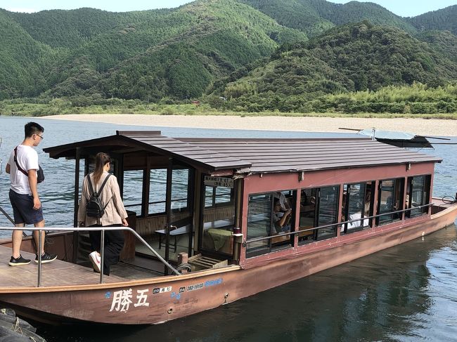 前日徳島阿波踊り空港から四国入りし、<br />強行軍で、徳島城址?高松城址、丸亀城を回った。<br /><br />本日2日目は、四国の真ん中を縦断し高知に入り足摺岬を目指す。<br /><br />9:36 丸亀発JR特急南風3号 11:30 高知着<br />11:39 JR高地発JR特急足摺3号 13:24 中村着<br /><br />11:30 しまんと足摺号乗車<br />トンボ自然公園<br />四万十川遊覧船<br /><br />17:30 足摺国際ホテル着<br />21:00 スターウォーキング参加<br /><br />・しまんと・あしずり号は大変お得だと思う。<br />4年前、3年前と今回の3回目利用。年々コースも充実しているし、<br />私のような、車を運転しない公共交通機関利用者には大変有難い存在。<br />タクシーでこれだけ回ったら幾らかかるか想像もつかない。<br />宿泊費、観光施設は別。個人払いだが、観光施設の利用に割引券が組み込まれており、実質にしたらバス代幾らよ・・・と申し訳なく思えるくらい。<br />https://www.shimizu-kankou.com/shimanto_ashizuri.htm<br /><br />https://www.shimizu-kankou.com/bus/pamphlet2019.pdf<br /><br /><br /><br />