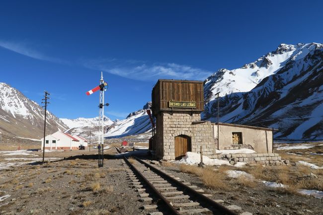 旅の目的はスキー！　国内だろと海外だろうとスキーだ！<br /><br />しかし、冬でもスキー場に雪が無い事がある。　そう言った時にふと横を見ると鉄路が走っている事がある。しかも廃止された鉄道でノスタルジックな雰囲気がなんとも言えない！！<br /><br />もうこっちにしよう！<br /><br />そう、どこかのブログで皮肉を書かれた「海外まで行ってわざわざ鉄道廃線を見に行っている人がいる」と、自分でもそう思う！　もはや変態だ。<br /><br />当初はアンデス山脈のロス・ペニテンテスキー場へ行く予定でしたが、雪が無くゲレンデがクローズしていました。ですので、その傍らを走っていたアルゼンチン・チリ間の国際鉄道の廃線跡を辿ってきました。<br /><br />この路線は便宜上の起点がアルゼンチンのメンドーサで、アンデス名峰アコンカグア 6,962mの南脇を抜けて隣国チリのロス・アンデスまで接続していました。遺構を見る限り電化だったようです。総延長は270kmもあります。<br /><br />途中で人造湖に水没していたり、路盤流出等で復活は無いような状態です。部分区間で観光鉄道にするにはクルマのドライブと景色などで差別化ができないので、やはり復活は無理のようです。<br /><br />Day２（後編） はポルバレダス(Polvaredas)からアルゼンチン側終点のラスクエバス（Las Cuevas）の44kmをトレースします。<br /><br />他の海外廃線のページがあります。<br />よかったら見に来てください。<br />http://soleil1969.com/ruinstop/ruinstop.html<br />