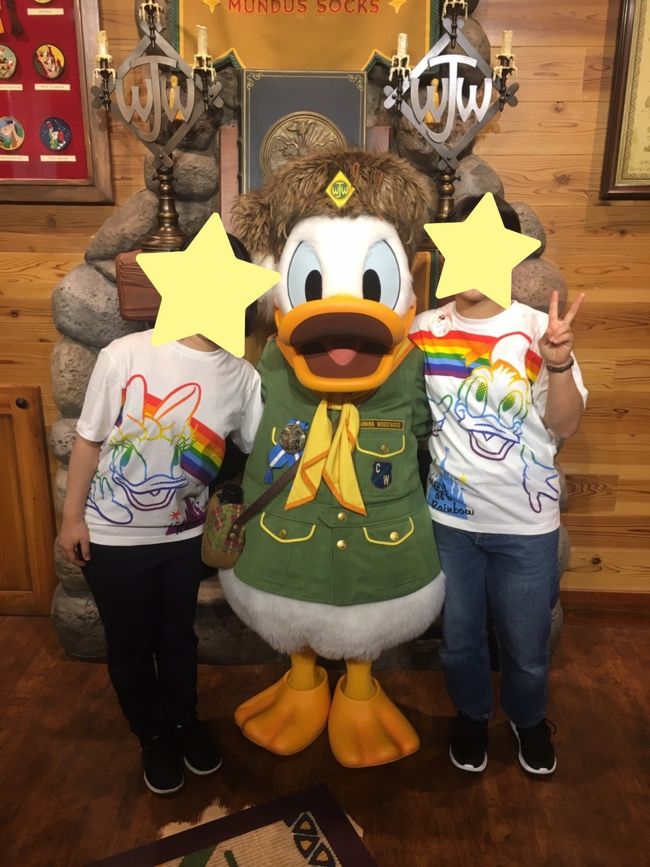 妹と一緒にディズニーリゾートに行きました。2人とも17年前、6歳と3歳で行ったきりなので、実質ディズニーデビューです。<br />初めてのディズニーは、やはり夢の国でした。<br /><br />【旅程】<br />9/18<br />21:55 JR奈良駅発(プレミアムドリーム12号)<br /><br />9/19<br />07:46 ディズニーランド着<br />09:00 ディズニーランド入園<br />アトラクション:ウエスタンリバー鉄道、カリブの海賊、カントリーベアシアター、蒸気船マークトウェイン号、シンデレラのフェアリーテイルホール、ピーターパン空の旅、ミッキーのフィルハーマジック、ガジェットのゴーコースター、スターツアーズ<br />パレード:ドリーミングアップ、エレクトリカルパレ―ド<br />グリーティング:ドナルド<br />20:00 ディズニーランド退園<br />東京サンルートプラザ泊<br /><br />9/20<br />09:00 ディズニーシー入園<br />アトラクション:ソアリン、キャラバンカーセル、ジャスミンのフライングカーペット、マジックランプシアター、マーメイドラグーンシアター、海底二万マイル<br />ショー:ビッグバンドビート<br />17:30 ディズニーシー退園<br />18:20 東京駅発(のぞみ)<br />20:50 新大阪駅着<br /><br />【費用】<br />交通費 奈良~ディズニー(夜行バス):6960円<br />交通費 東京~新大阪(新幹線):14450円<br />交通費 その他:1000円<br />宿泊費 サンルートプラザ東京に一泊:9800円<br />ディズニー2dayパスポート:13200円<br />食費(パーク内で4食、外で2食):4323円<br />デイジーのTシャツ:2400円<br />お土産代(ハンカチ2枚、ファイル一枚、ポストカード1枚):1729円<br />合計:53862円<br />
