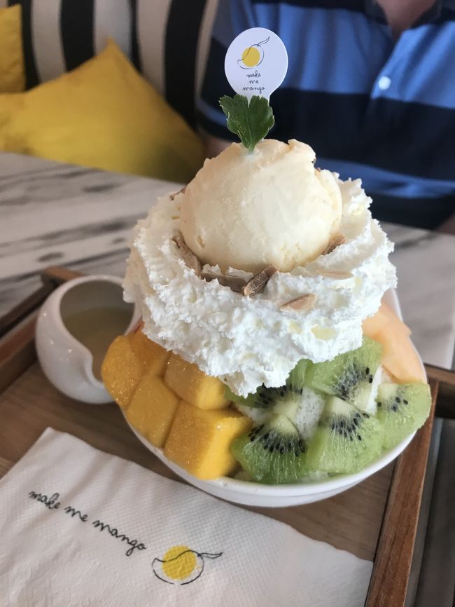 ずっと行きたかったバンコク。HISスーパーサマーセールで行ってきました!<br />9月は雨期の真っ最中ということで、お天気が心配でしたが、運よく連日の晴れ(そして暑つ!)夜は大雨という感じでした。<br /><br />以下におおざっぱなスケジュール<br /><br />〇1日目(快晴→夜は雨) <br />09:15 成田(タイエアアジアX)<br />14:00 バンコク(ドンムアン国際空港)<br /> バス→MRT(地下鉄)→フアランポーン駅<br />15:00 バンコクセンターホテル チェックイン<br /><br />17:00~22:00<br /> ・ピンクのカオマンガイで本場のカオマンガイを堪能<br /> ・MRTでカルチャーセンター駅、鉄道市場(ナイトマーケット)<br /> 屋台でパッタイなどを食べる<br /><br />〇2日目(快晴→夜大雨)<br />6:45 ホテルのバスルームトラブルで目が覚める。水漏れ!<br />7:00 ホテル朝食<br /><br />8:00~22:30 <br /> ・ワット・プラケオ、ワット・ポー観光<br /> ・カフェでひと休み(グリンカレー、ココナツジュース)<br /> ・メイクミーマンゴー<br /> ・ワット・アルン<br /> ・ホームカフェ・ターティアンでランチ(マッサマンカレーなど)<br /> ・無料シャトルボートでアジアンティークへ<br /> 屋台でチキンなどをつまみ、マンゴータンゴ―へ <br /> ・シーロムの歓楽街パッポン通り?を視察(笑)→ホテルへ<br /><br />※ホテルに戻ると、朝の水漏れ事故の件で、お粗末なレターにフルーツ盛り(朝のバイキングでも食べたパイナップルとスイカ)が冷蔵庫にあるも、チェックしてみると水が出てないじゃん!!!速攻でカウンターに行き、部屋をチェンジしてもらった!<br /> <br />〇3日目(快晴→ 夜大雨!)<br />7:00 ホテル朝食<br />9:00~13:00 <br /> ・念願の(?)トゥクトゥクで、サイアムエリアへ行き自由行動<br /> ・サイアム・パラゴン内フードコートでパッタイ、お買いもの<br /><br />13:00~15:00<br /> ・ターミナル21フードコートで待ち合わせ、ランチ<br /><br />15:00~20:00<br /> ・自由行動(ビックC,セントラルワールド、サイアムパラゴン)<br /><br />20:30~ フアランポーン駅で待ち合わせ<br /> ※道に迷って遅れそうだった!ぎりぎり5分前に到着(汗)<br /> ・国鉄で空港へ。これがひどかった!!!<br /><br />23:55 タイエアアジアXにて、朝8:00無事成田へ着<br /> <br /><br /><br /> <br /><br /><br /> <br />
