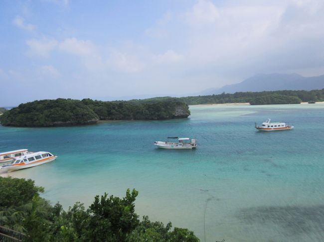 今年は国内のきれいな海をみてみようと石垣島にいった。行きのフライトは早朝のため車で羽田空港まで行った。<br />台風が発生するかどうか微妙な大気だったが到着日は風は強いが晴天だった。滞在中はレンタカーをかりて移動した。<br />車がないと行動できない。翌日温帯低気圧が台風になった。<br />台風になると海に近づけなくなる為ホテルのチェックインまで島内の観光スポットを回った。雲が風で流されて海がとてもきれいな色をしていた。<br />2日目は竹富島を観光(滞在記竹富島に記載)。<br />3日目は強風と雨が降ったりやんだりの繰り返し。突然の豪雨もしばしば。この日はお土産を買いに行きその後マッサージ。<br />4日目帰宅日。だがなんと台風の強風圏内。宮古や那覇はすべてのフライトが欠航。石垣からは羽田や中部空港行きは飛ぶがそれ以外は未定の状態。<br />この日、羽田行きは12:25と15:35の2便あり私は後者なので11時にチェックアウトして90分のマッサージに行き空港に早めに行った。<br />すると12:25の乗客がまだいた。どうやら羽田から石垣の便は欠航のため,<br />他の地域からの機体まちで出発したのは15時すぎていた。<br />本当なら私たちの便の時間で手荷物の行列には2便の乗客が並ぶ状態。<br />私たちも数時間待つかと覚悟したが定刻より1時間ほどの遅れれですんだ。飛んでしまえば雲の上なので揺れも気にならない。飛ぶまでは少し怖いが。空港では那覇や離島方面がすべて欠航なので空港で待機の人や、羽田便のキャンセル待ちをする人々などもいた。隣の若者たちが「羽田便はいいな。もう何時間空港にいるんだろう。昨日も今日も」と会話していたのを聞き、1時間遅れですんでラッキーなんだと思った。羽田は夜景がきれいで同じ日本でもこうも状況が違うかと感じた。<br />あの若者達はどうしたか少し気になった。<br />