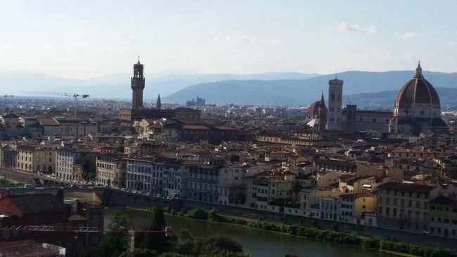 Italoでヴェネチアからフィレンツェへ移動．到着した夕刻は小雨でしたので，少し残念でしたが，小走りに宿泊先ホテルへ急ぎました．遅めのディナーとなりましたが，中央市場フードコートにてワインで乾杯．翌日からの歴史の街観光に胸躍りました．夏の日差しを受けながら徒歩で散策するのは少し辛かったですが，アイスカプチーノの小休止が私を元気付けてくれました．歩いて歴史を肌で感じることができる個人旅行がいいですね．