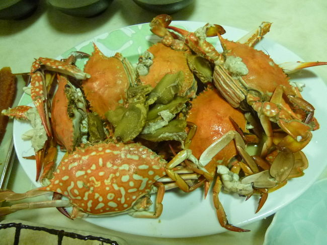 【家族で蚵仔寮漁港へ新鮮な魚介類を買い行きました 高雄 2019/09/22】<br /><br />息子の運転で、妻と息子の嫁と蚵仔寮漁港へ新鮮な魚介類を買い行き、自宅で料理して美味しくいただきました。漁港内は、買い出しのお客さんで混雑しており、駐車するのも苦労しました。一通り、市場内を見て回りましたが、7,8割は日本で見る魚と同じでした。その中で、蟹、烏賊、貝、サンマ、サバ、カマス、太刀魚を購入して、1400元位でした。お店で、これだけのものを食べると数千元は取られますね。直接市場で購入して、自宅で料理すれば、本当に安い値段で食べることができますね。息子が、日本で購入した獺祭を飲みながら、新鮮な海鮮類美味しくいただきました。まだ、お酒を飲むと、痒みが出てきます。<br />住所:高雄市梓官区信蚵里中正路306号