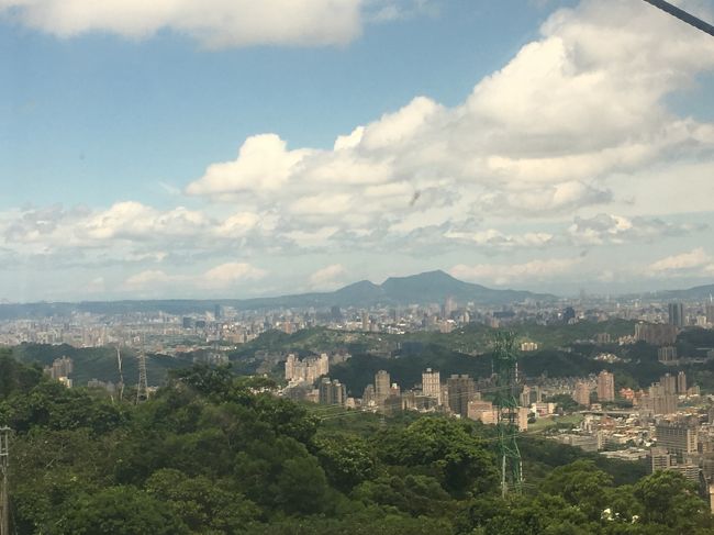 久しぶりに土、日共に休みになる週末。<br />どこかに行きたい→国内というより海外→1人だから行ったことのある所へ…<br />台湾しかないとなりました。<br />航空券はピーチ航空で約1ヶ月前に予約。<br />荷物預けも何もなし。一番シンプルなタイプで往復22510円。<br />夏休みシーズンギリギリ被ってるせいか、残り座席数も少なかったです。最安とはいきませんが、時期の割には程良い値段なので迷わずポチッとしました。<br />どこに行くか全く決めずに現地に到着。旅行記に残そうか迷ったほど写真の撮り忘れが多いですが、さらっと目を通して頂けると幸いです。