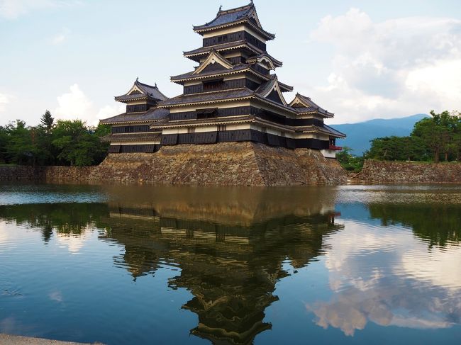 世間のお盆休みの最終日、まだどこも混んでるだろうから、近くで御朱印巡りをしようとも考えたのですが、茨城の古河市にある「鶴峯八幡宮」という神社へ参拝した後、この日旦那は夜勤なので、明日まで帰って来ない、、、自由だ~!という事で、近場でお出かけだけで、遠くへ出かけないのはもったいないかな~と思い、何故か行きたいと思ったのが「松本城」、Googleで古河から松本までの距離と時間を調べ、急きょ松本までドライブ=3<br /><br />朝早くから行けばいろんな所観光出来たと思いますが、ほぼ松本城だけの観光<br /><br />良ければご覧なって下さい^^<br />