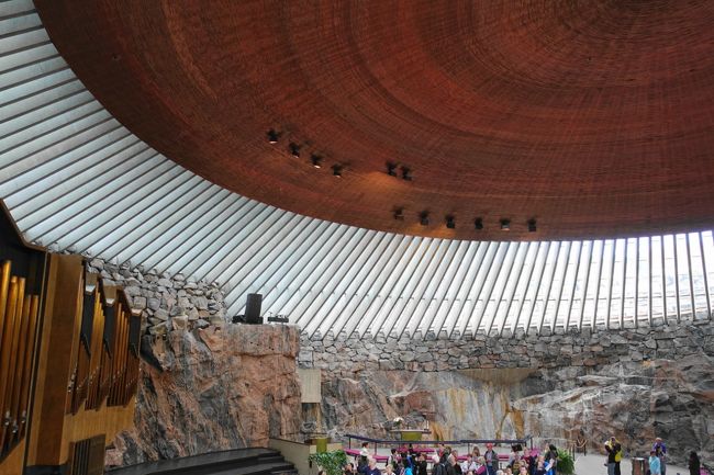 2019年夏、北欧周遊。デンマークから、ノルウェー、スウェーデン、フィンランドと駆け足でめぐりました。<br /><br />その13はヘルシンキの3つの教会、ウスペンスキー寺院、大聖堂、そして岩の教会・テンペリアウキオ教会。シベリウス公園にも足を伸ばしました。そして帰国へ。<br /><br />・シベリウス公園<br />・テンペリアウキオ教会<br />・ウスペンスキー寺院<br />・大聖堂と元老院広場<br />・昼食はマーケット広場に面したSalutorgetで<br />・空港へ、そして成田へ<br /> <br />表紙写真は、岩の上に築かれたテンペリアウキオ教会内部の様子
