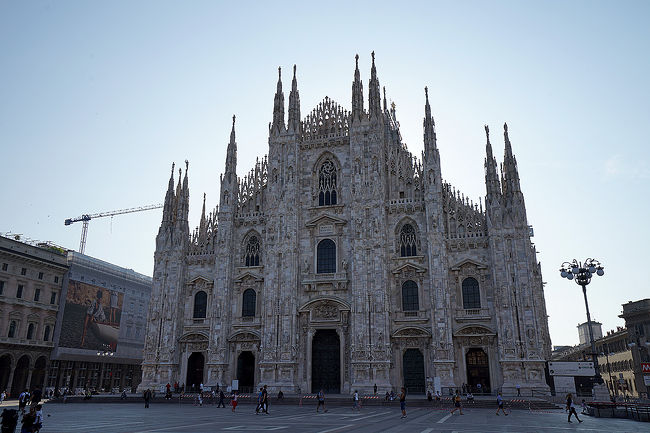 イタリアへは何度も行っているのに、なかなか訪れる機会のなかったミラノ。<br />やはり最後の晩餐は見ておかないと…それならばパリで乗り継ぎするのだし、ルーブルのモナリザも見たい。<br />と言うわけで、2019年の夏はミラノとパリ旅行になりました。<br />私は大昔にパリには行ったことがありましたが、夫はどちらも初めての街。<br />見所が多いので、珍しく訪れたい場所の開館時間など下調べをしました。<br /><br />【旅行日程】<br />7月6日(1日目)ミラノ(ミラノ泊)<br />7月7日(2日目)ミラノ(ミラノ泊)<br />7月8日(3日目)ミラノ・ベルガモ(ミラノ泊)<br />7月9日(4日目)ミラノ・パリ(パリ泊)<br />7月10日(5日目)パリ(パリ泊)<br />7月11日(6日目)パリ・ヴェルサイユ(パリ泊)<br />7月12日(7日目)パリ(パリ泊)<br />7月13日(8日目)帰国<br /><br />3日目は早起きが苦手と言ってられないので、頑張って早起き。6時前に起きるなんて奇跡(笑)<br />8時からドゥオモ見学して、その後ベルガモ日帰り旅行に行きました。