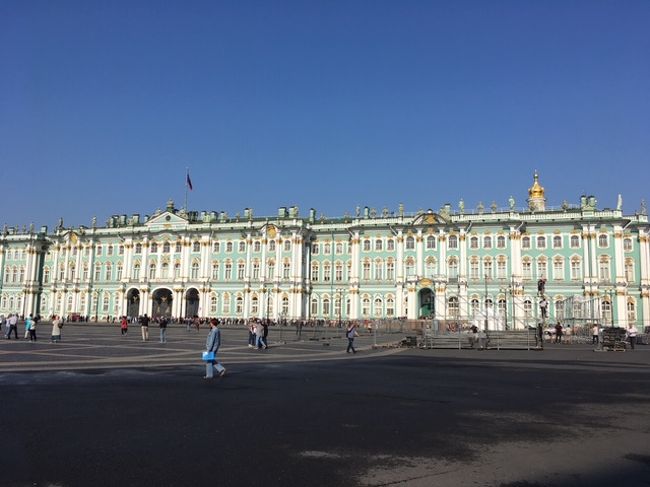 モスクワから夜行寝台でロシア第二の都市、サンクトペテルブルグ(旧・レニングラード)にやって来ました。<br />ここは、かつて首都だった街。かの有名な「エルミタージュ美術館」「血の上の救世主教会」など、見どころがたくさんあります。<br />そして、情報によりますとモスクワよりもちょっとだけ物価が安い(!)これ、重要なポイント(笑)<br />ここでもおいしいビールが飲めるかな~、と思ってわくわくしながらプラットホームに降り立ちました。<br />サンクトペテルブルグ=ロシアの人たちは「ピーテル」と呼ぶそうですが、この美しい街に1泊しかできなかったことが悔やまれます。<br />その後は、モスクワへ移動し1泊してからモンゴル経由で帰国です。