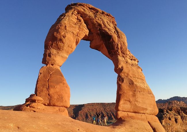 今年のゴールデンウイークの旅行は、７歳、４歳、8ヶ月の子供を連れてのアメリカグランドサークルのドライブ旅行です。<br /><br />８ヶ月の娘にとっては２回目の海外旅行。アジアで公共交通機関を使って旅行するよりは、ちょっと遠いけど、ずっと行きたかったアメリカ国立公園を自分たちのペースでのドライブの方が赤ちゃん連れの旅行もしやすいかなということで、おもいきってアメリカまでの旅行となりました。<br /><br />永遠と続くまっすぐな道と大自然、それは北海道と比べてもスケールの大きさは半端なく、言葉には出来ないほどの自然のすごさや絶景を堪能できた旅となりました。<br /><br />以下が今回の旅程です。今後グランドサークルに行かれる予定の方はぜひ参考にしてください。<br /><br />4/27 関西空港から広州経由でロサンゼルスへ。時差の関係でその日の夜にロサンゼルス着。<br /><br />4/28 レンタカーでグランドキャニオンへ（フラッグスタッフ泊）<br /><br />4/29 グランドキャニオンからアンテロープキャニオンへ。(ページ泊)<br /><br />4/30 モニュメントバレーを経由しキャニオンランズ国立公園へ(モアブ泊)<br /><br />5/1  アーチーズ国立公園を１日観光(モアブ泊)<br /><br />5/2  途中ゴブリンバレー州立公園に立ち寄り、ブライスキャニオン国立公園へ(トロピック泊)<br /><br />5/3  ブライスキャニオン観光後デスバレー国立公園へ（Beatty泊）<br /><br />5/4  デスバレー国立公園観光後、ロサンゼルスへ<br /><br />ロサンゼルスから広州経由で関西空港へ。時差の関係で5/4の23:50発、関西空港には5/6の13:10着。