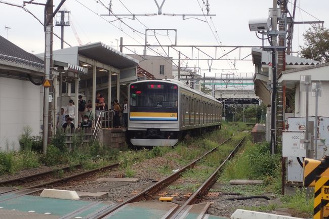 鶴見線の国道駅には昭和初期の光景や戦争の名残の銃跡が残っているとのことなので、国道駅を見ることを目的に鶴見線全駅の１３駅と南武線支線全駅の５駅をcarrymeでサイクリングしてみた。鶴見線全駅１３駅であるが海芝浦駅は徒歩や自転車でのアクセスができないため実際に回ったのは１２駅である。<br /><br />鶴見線について少し調べてみた<br /><br />鶴見線の路線距離は？<br />→9.7kmらしい<br />　7.0km（本線）+1.7km（海芝浦支線）＋1.0km（大川支線）<br /><br />鶴見線の全駅数は？<br />→13駅だった<br /><br />鶴見線の車両の長さは？<br />→3両編成らしい<br /><br />鶴見線の全駅名は？<br />→下記のとおりだった<br /><br />鶴見<br />国道<br />鶴見小野<br />弁天橋<br />浅野－新芝浦－海芝浦（海芝浦支線）<br />安善－大川（大川支線）<br />武蔵白石<br />浜川崎<br />昭和<br />扇町<br /><br />ついでに走った南武線支線の駅名は下記のとおりだった。<br /><br />浜川崎<br />小田栄<br />川崎新町<br />八丁畷<br />尻手<br />