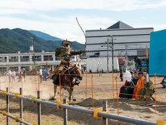 疾走する流鏑馬