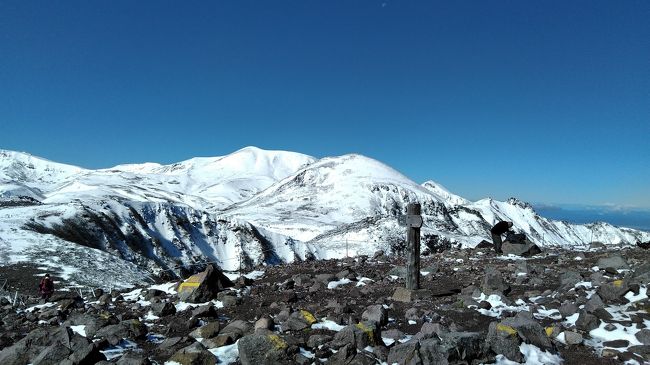 nimameの大好きなお姉ちゃん・・<br />黒岳を誘ったら大喜びなのに・山は吹雪と言う事でロープウェーもリフトも運休です。<br />お姉ちゃんも免許返納して今・足は公共の乗り物でしか移動出来ません！<br />nimameも暇な様で、移動中に仕事が入りました。<br />なのでお姉ちゃんにはnimameの支度全て貸すから、帰りの着替えだけ持って行きましょう。<br />山を降りたらバスで帰って貰います。<br />登山靴だけは自分の履いた方が良いからと持ってもらい、移動して来ました、21日にお天気になるのを祈って寝て・<br />21日外見ると素晴らしいお天気♪<br />昨日の天気が嘘の様な晴れようです。<br />そして風も無い・最高の行楽日和と言う事で今日は黒岳にトライします～<br />今回お姉ちゃんには荷物持たせず空身で登ります。<br />やはり荷物が無いと違うみたいで、往復４時間少々・<br />登りと下り同じ時間掛かりました！<br /><br />姉ちゃんが写真タブレットに送ってほしい・と言うので・スマホとデジカメで写真撮り・4トラにはその中の良さげなのを使っているので交じっています。<br />