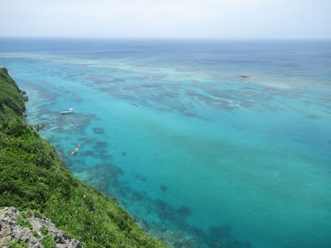 2年前に八重山諸島を旅行し、沖縄離島の海の美しさに魅了され、次は宮古島に行きたいなと考えていた。昨年は行く機会がなかったが、今回、礼文島・利尻島を旅行した後に、日本を北から南へ大移動する旅を計画。マイルを使って予約できる、利尻－新千歳（札幌）－中部国際（名古屋）－那覇－宮古というルートで宮古島へ。<br />天気がイマイチな日もあったが、雨の予報は外れてくれた。<br />シュノーケリングセットを持参して、数ヶ所の海で泳いだが、ビーチエントリーできる海の珊瑚は、事前情報通りあまり発達していなかったが、後編で紹介するシュノーケリングツアーで連れて行ってもらった大神島のポイントでは、文句なしの珊瑚礁を満喫できた。