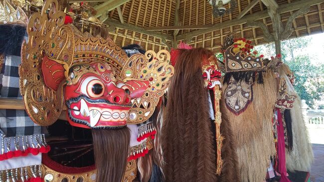 クアラルンプール空港近くで迎えた朝はとっととチェックアウトしてMASゴールデンラウンジで朝ごはん。<br />バリに着いたら友人夫婦と合流してタマンアユン寺院、ゴア・ガジャ観光です。