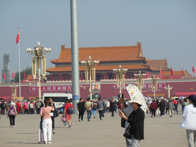 中国が建国70年だそうで、その記念行事のために、私たちが宿泊したホテルニュー大谷の長安通リも大規模な交通規制がなされ、オプショナルツアーからの帰り、ハラハラドキドキしながら、送ってもらいました。 まず 最初にハラハラしたのは、初日、中国航空は遅延もなく、スムーズに関空を出発したのですが、入国審査になんと2時間もかかってしまい、送迎のタクシーは行ってしまっただろうと覚悟していましたが、ちゃんと待っててくれたので、感激しました。また、ホテルに到着すると、朝暘劇場で中国雑技団のショウを見るためのお迎えのタクシーもちゃんと待っててくれました。2日目の天安門広場・故宮博物院の見学も20日の金曜日が一般公開の最終日ということも、現地へ着いてから知りました。本当にハラハラしました。見学するのに人が一杯で、時間はかかりましたが、ガイドさんの話によると「今日は人は少ないほうですよ」との事でした。万里の長城は本当にきれいで、壮大で、感激しました。ロープウェイの乗り場までの急な坂道を上るのは本当にしんどかった。ゼンマイを伸ばしたような変な虫がいっぱいいたのにも驚きました。帰りの飛行機にも時間に間に合うのか、ハラハラしっぱなしでした。でも無事に帰れて良かった。