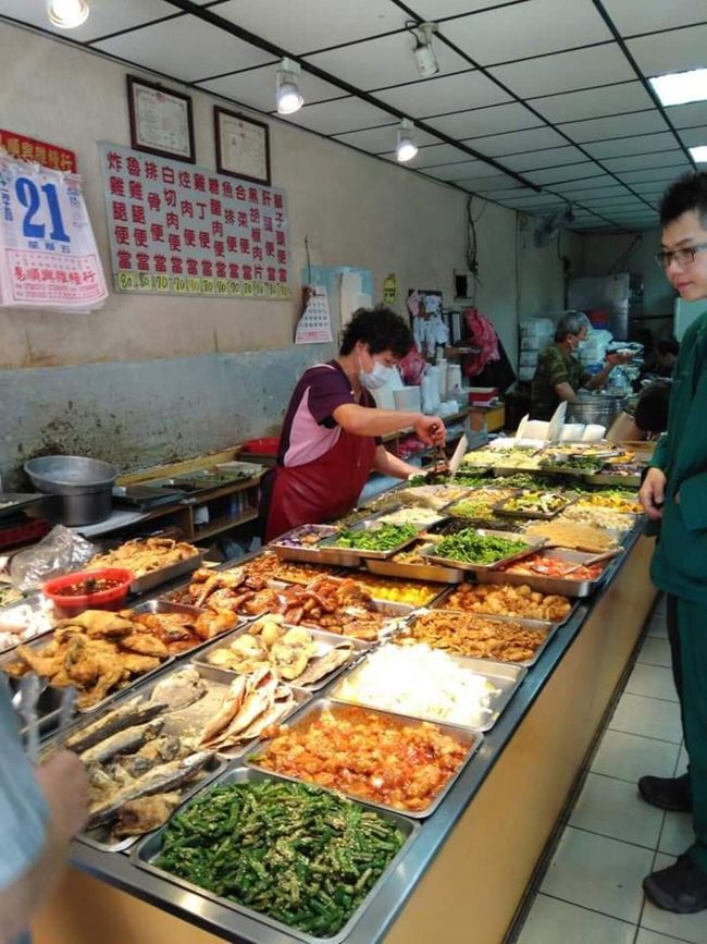 何度も訪れている台北。当たり外れが激しい飲食店。口コミで訪れても美味しくなかったり、、、飛び込みではいったよくわからない飲食店が美味しかったり、、、朝までやってるお店や屋台がたくさんある台北!何度訪れても新しい発見あり!<br />