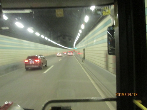 高橋故鎮で五角場翔殷路へ行くバス路線を見つけました。地下鉄は大回りをして時間と料金を掛けてやって来ました。帰りはバスで２元、今日は中秋節の祝日であり交通渋滞も無く、最短距離の翔殷路隧道を通って４０分程で五角場翔殷路へ到着致しました。前回9年前の2010年3月に訪問、修復作業中でした。完成した老街を見にきました。広い浦東新区の黄浦江と長江の合流地エリア点、北の端です。陸家嘴の超高層ビルの建ち並ぶ新都心と比べ、開発の手が遅れたと言うか、昔ながらの生活を見る事が出来るエリアです。高橋故鎮を観光向けに手を加えましたが陸の孤島的位置の<br />集客が出来ていません。また高橋保税区でしたので大規模な貿易振興エリアを造りましたが国の方針が変わりゴーストタウンになりました。間もなく黄浦江を越えて地下鉄12号線が6号線終点の港城路駅に接続、浦東と浦西が直結となります。<br />上海の浦東新区・高橋古鎮・2010年<br />https://4travel.jp/travelogue/10538603<br />