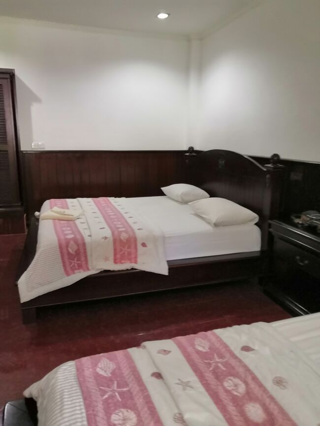 Puri Rai Hotel Padang bay<br />http://www.puriraihotels.com/<br />https://goo.gl/maps/8CKBbiEAEkz5X2Yc6<br /><br />ファミリールーム４人部屋　1泊<br />3人で使用 Rp 630,000（1人Rp210,000）<br />４人でもこの値段だよ。朝食４人分食べられるよ。<br /><br />部屋が明るいのはベジベイリゾート。<br />https://4travel.jp/travelogue/11491962<br />ベジベイも悪くないんだけれどね、シャワーの水圧が弱いのよ。<br />プリライは適温、適量のシャワー。<br />今後もパダンバイの宿は気分で使い分けます(*^-^*)<br /><br />まうまうのバリ島ヘビーリピート中<br />https://4travel.jp/travelogue/11131302<br /><br /><br /><br /><br />