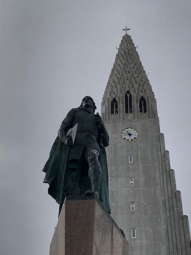 毎年恒例になった北欧の旅。<br /><br />昨年、４年目にして念願のオーロラを観ることができ、では今年はどこに行こうか？ と悩んだのですが妻の「アイスランドに行ってみたい」の一言で、はい、決まりました。<br /><br />しかし、それでもフィンランド・ヘルシンキも外せないらしく、アイスランド南部をドライブで周る５泊とヘルシンキ３泊の旅となりました。<br /><br />アイスランドでは、１日だけレイキャビク市内観光をし、その後は氷河・間欠泉・地球の割れ目（ギャオ）・裏見の滝・柱状節理・米軍機残骸などを観て周り、それはそれは濃厚な毎日で、写真もたくさん撮りました。<br /><br />ヘルシンキでは、これまでの気に入った場所をルーティンのように巡りました。<br /><br />これは、レイキャビク市内観光の2日目の様子です。<br />