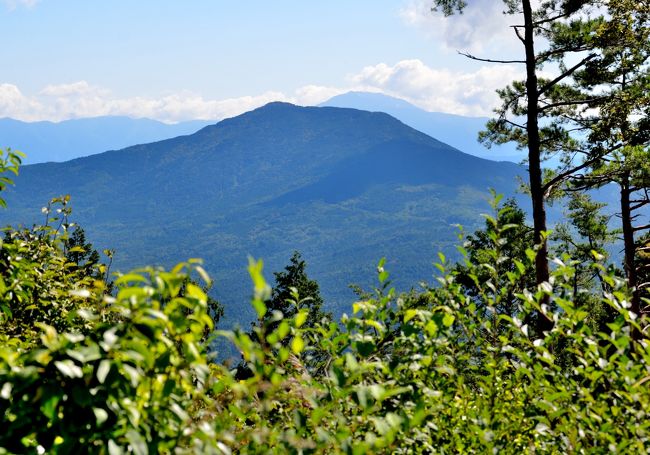 最近新しい登山道が開かれたというので出かけた。手軽な山歩きコースながら、山頂からの展望は素晴らしい。ちょうど季節もよく、登山口近くの“赤そばの棚田”が美しかった。<br />１．コースタイム<br />・０８４５	福地いろどりむら登山口<br />・０９００	登山道入口（県道４０２）<br />・０９１５	山頂まで４００ｍの標識<br />・０９３０～１０１０　見行山（９０５ｍ）<br />・１０２０	山頂まで４００ｍの標識<br />・１０３５	登山道入口（県道４０２）<br />・１０４５ 福地いろどりむら登山口<br />２．登山道の様子 <br />登山道は距離も短く、よく整備されていて歩きやすい。真新しい標識が随所にあり安心。<br /><br />