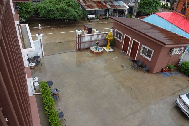 雨が降っている。<br /> それも大きな音をたて、時に嵐のように。<br /> ベッドの中でその音を聞き、今日はどうしようかと、また眼をつぶる。<br /> 町から東へ15km離れた場所に、タートインハンという綺麗なお寺があるという。<br /> 自転車で行けたら楽しいだろうな・・<br /> と思っていたけど、こんな雨の日に行けるはずがない。<br /> <br />