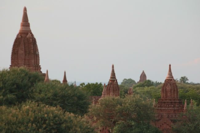 世界3大仏教遺跡と言われているカンボジアのアンコールワット遺跡、インドネシアのボロブドゥール遺跡は既に訪れていたので、最後の一つとなったミャンマーのバガン遺跡も是非訪れたくなった。<br />9月末までの入国ならビザ免除という切っ掛けも手伝って、雨季ではあったが、行って来た。<br />ヤンゴンの都会は東京以上の車の渋滞で辟易したが、昔、JRで使用されていたディーゼル車に乗車してみたり、自然が残る地方では、旧日本陸軍も使用していたという鄙びた空港が現在も使われていたり、南北に縦断するエーヤワディー川を船でのんびり横断したりと、非日常の時間を堪能することが出来、楽しい時間を過ごせた。<br />拙い写真ではあるが、今後、この地を旅してみたい方々の参考になればと、旅行記をアップします。<br />今回は、バガン編。