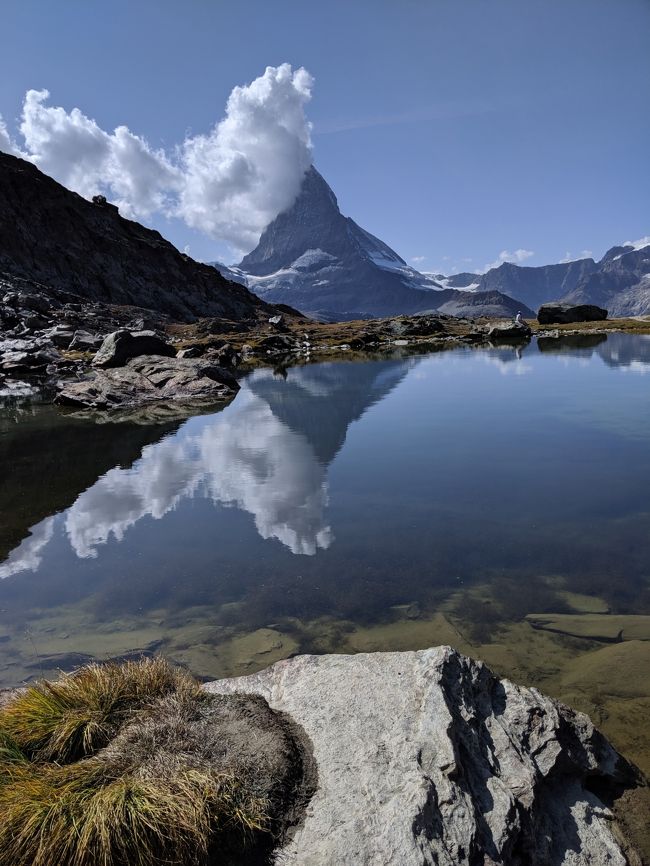 いきおいだけでZermatt編へ<br />名高き名峰Matterhorn お膝元の街<br />昨日3度の乗り継ぎを無難に!?こなし、それだけでやりきった観満載の私、引き続きこの日の予定続行~<br />Zermattには、スイスといえばマッターホルン、マッターホルンといえば朝焼けの、というくらい、日本人大好きなお山があるらし♪そりゃあ絶対外せない!しかも、乗りたかった登山鉄道、ケーブルカー、ゴンドラもあるわ、初心者O.Kのハイキングコースまで^ ^<br />以後、この初心者向け、というフレーズ、触れ込み、に翻弄される事になるとは!?!<br />この時はまだ知らず…<br />では、行ってみよ~♪<br /><br />注(ハイキング途中写真過多の為、早送りでご覧下さい)