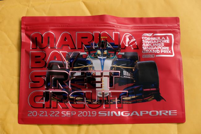 2019年　F1GP Rd.15 SingaporeGPに行ってきました。初海外で初GP観戦と初めての事ばかり頼れるのはGoogle先生のみ！<br />一人で行っても楽しめました。英語は読めるけど　話す事と書く事は幼稚園レベルです。<br /><br />来年の観戦を考えている人に向けて、少し情報を書きたいと思います。<br /><br />シンガポール航空<br />SQ639 金曜日AM2時05発　HND→SIN　8時25分着<br /><br />SQ634　月曜日14時発　SIN→HND　21時40分着<br /><br />シートはプレミアムエコノミー<br /><br />F1の観戦チケットはターン3プレミアとなります。<br />